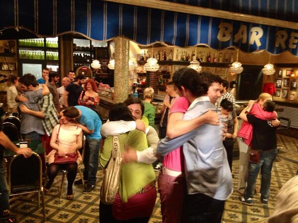 ChaperoJackson's tweet photo. El emotivo momento tras la última toma de @aida_serie Gracias @pacoleonbarrios @MirenIbarguren @cancorodriguez Todos http://t.co/6nIXmkns8k