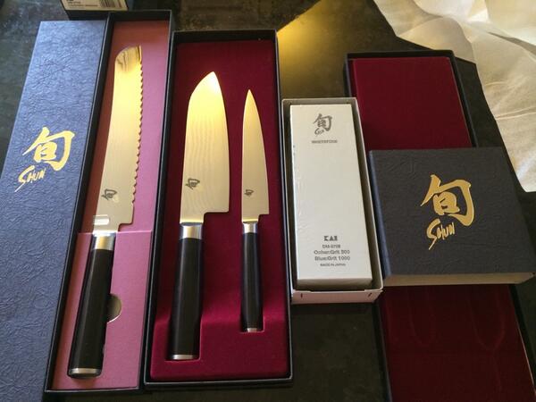 WOK_Lobster's tweet image. Dad brought back some gifts from Japan! Breadknife, Santoku, Utility knife, Whetstone #lucky #supportivefather