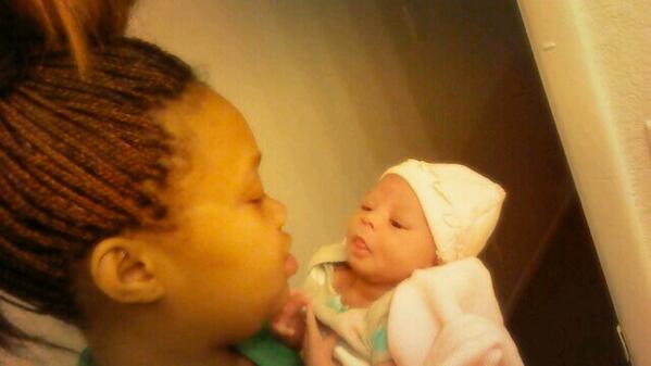 Familyy_First14's tweet photo. Mommie moment . look me in my eyes 😍😘 http://t.co/g6MxBFiMgE