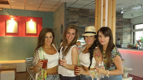 solemorenaka's tweet photo. Alguien dijo mojitos de fresa.....@vanesasanchez90 @llusy86 http://t.co/bmf02r4JI8