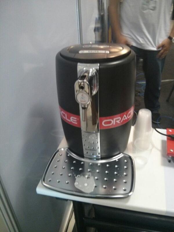 nickollascoelho's tweet image. Irado a "chopeira" #JavaBeer no stand da Oracle no #tdc2014 serve cerveja por tweet