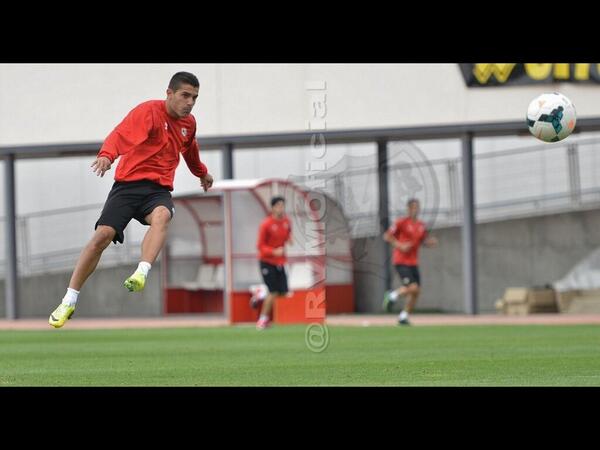 carmelasilva's tweet photo. Final de liga.Buena temporada de Iago Falque que ha peleado cada partido.Rayo Vallecano,en primera.Felicidades Iago! http://t.co/OJuBMHf2Jv