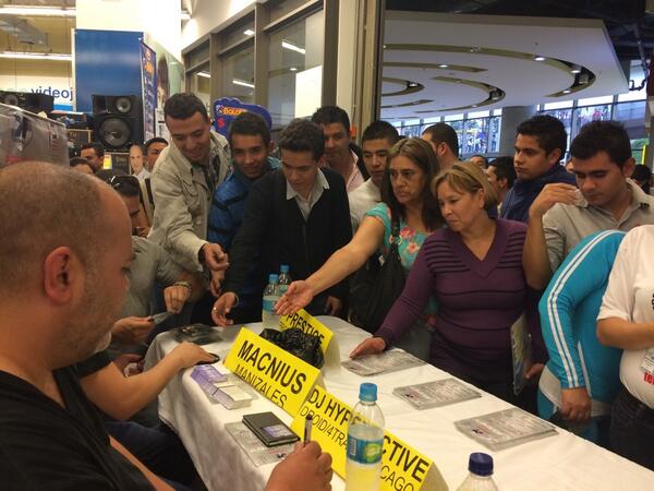 SurBookings's tweet photo. Here is the man ! @djhyperactive signing some Promotional CDS, in #Manizales !n http://t.co/RluFqZnGMx