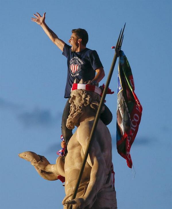 el16deaimar's tweet photo. GABI corona al DIOS NEPTUNO y lo viste de ROJIBLANCO.
#NeptunoEsDelAtleti http://t.co/VWvxXMjNO1