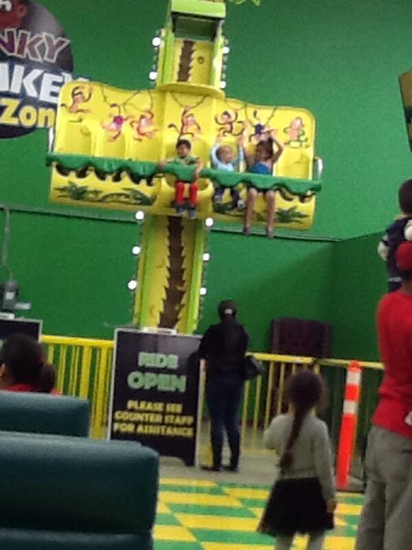 Bonnie_Burnside's tweet photo. Ryley makes friends everywhere. Loves the rides at Funky Monkey! @TanyaKatPat http://t.co/9Fw5M6JUbB