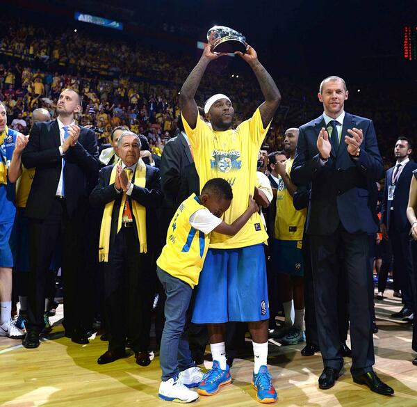 ACBCOM's tweet photo. El hijo de Tyrese Rice @ReseRice4, abrazado a su MVP. http://t.co/whIQtDT2D1
