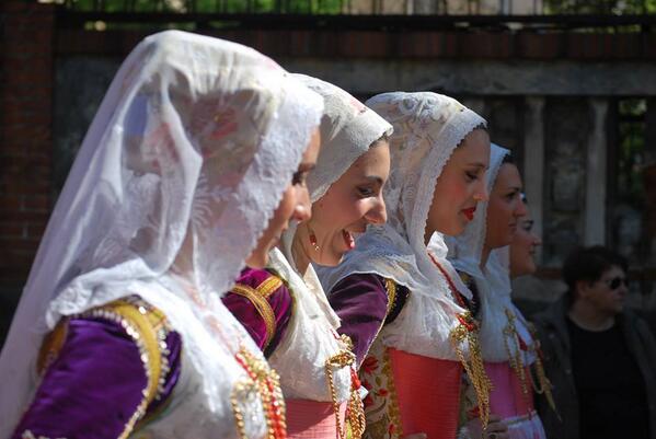 Giovanni Sedda I Veli Gli Ori I Gioielli I Sorrisi La Bellezza Del Costume Di Ittiri Alla Cavalcata Della Sardegna Sardinia Http T Co Wkj1cvvd15