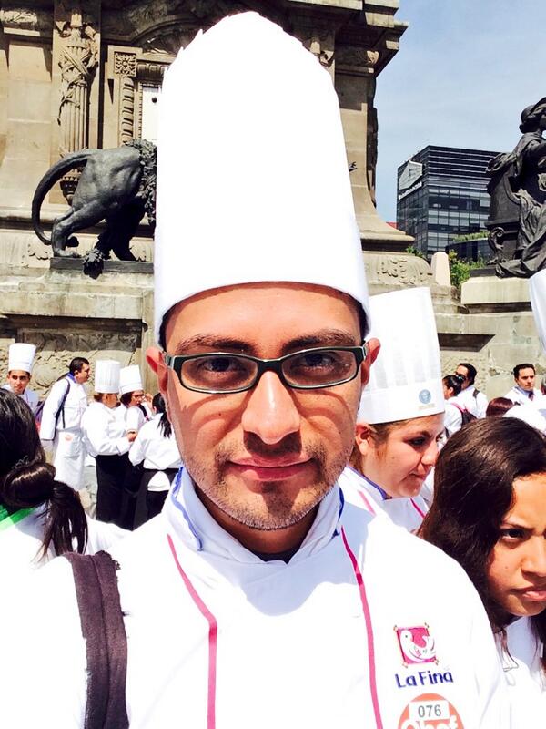 DarylSotoM's tweet photo. Y así este sábado de #ChefsAlAngel rompiendo #RecordGuinness http://t.co/wj8aMbVQzV