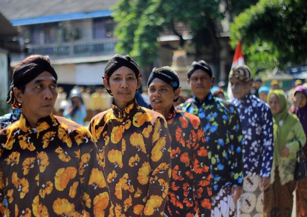 Abdi dalem acara kirab gunungan #IsranNoorMendengar #yogya <a href="/IsranOfficial/">Isran Noor</a>