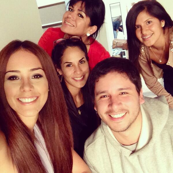 KarenSchwarz's tweet photo. Equipo exitoso jajaja!!! @Rai0390 #Makeup @foschrojas @danitzagarcia #Estilista @sedalPeru #comercial #domingo http://t.co/HwOPIAhEZI