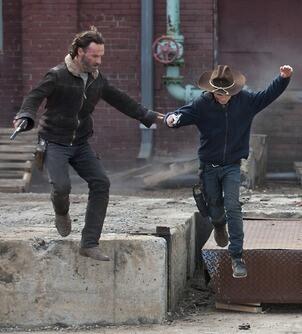 grimescest's tweet photo. Rick helps Carl to jump in 4x16. #RickGrimes #CarlGrimes http://t.co/7VH7A67zlL