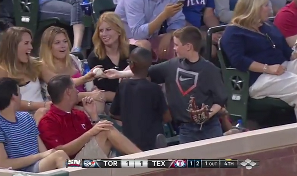 NOTSportsCenter's tweet photo. A #Rangers fan pretended to give a girl a ball he caught by giving her another ball

VIDEO: http://t.co/oMMoZOJZO0

. http://t.co/TYevBXCNDf
