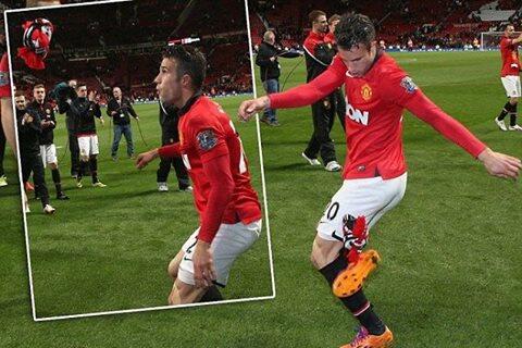 [Pic] Tidak juara, musim depan kita kembali. Tidak ada bola, scarf pun jadi.