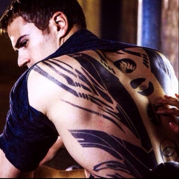 TellMeOkay's tweet photo. La espalda de Four*^* http://t.co/2cq21NnLb4