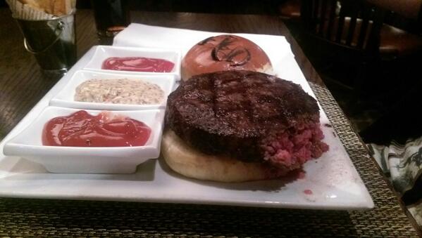 aleksbienia's tweet photo. Incredible Kobe Burger at #oldhomestead #NewYork ! #awesome http://t.co/DxD7jsHiCl