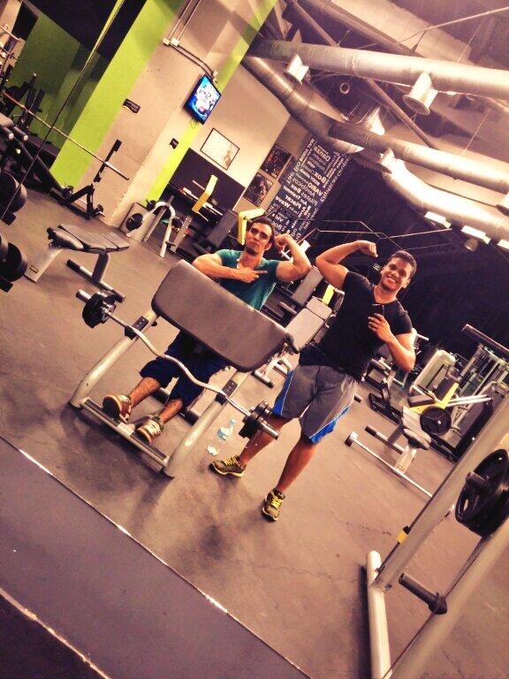 kamilo140's tweet photo. Los grandes salimos de último en el gimnasio #NoPainNoGain @JaviJacome9 http://t.co/UeMEKWlHBL