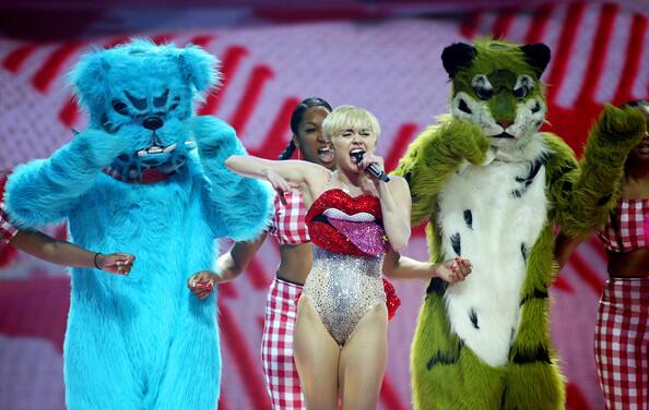 hydrogenmag's tweet photo. #MileyCyrus #RickyMartin to perform at #BillboardMusicAwards2014 Sun.May 18 @ABCNetwork 8pm ET:http://t.co/Ijgvhoai1z http://t.co/0WW9oqqRS2