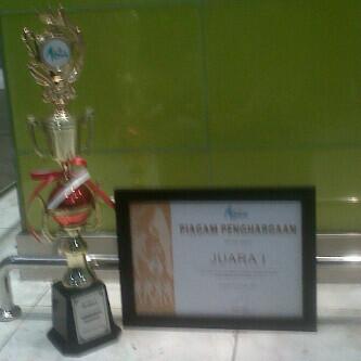 Piala+Sertifikat juara 1 competisi di Mall Atrium :D