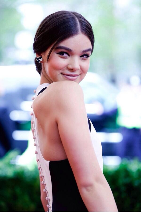 HaileeSteinfeld's tweet photo. A night to remember! @prabalgurung @karla_welch @mmhairdo @itsMatin @vancleefarpels http://t.co/8U3DMMgQDo
