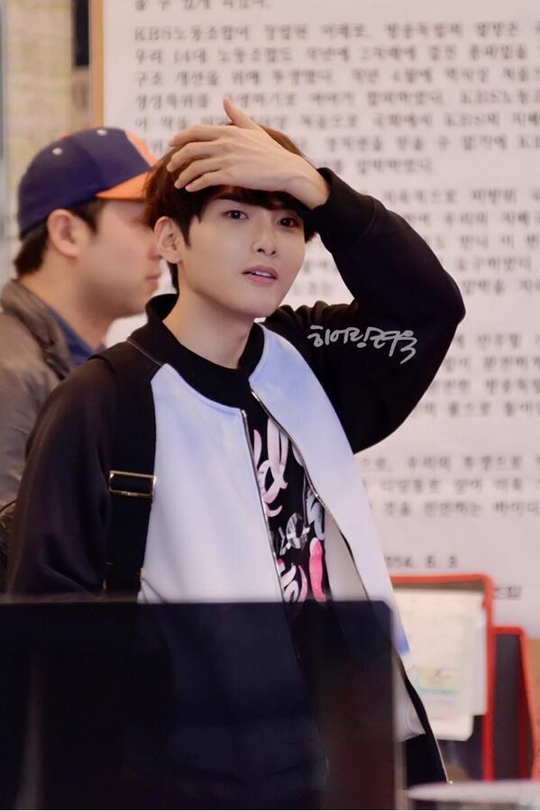 13elieveSG's tweet photo. [HD PIC] 140506 KBS Building - Ryeowook DJ touching his hair! (Cr:@HearingRW) http://t.co/Knsh2FzhvQ