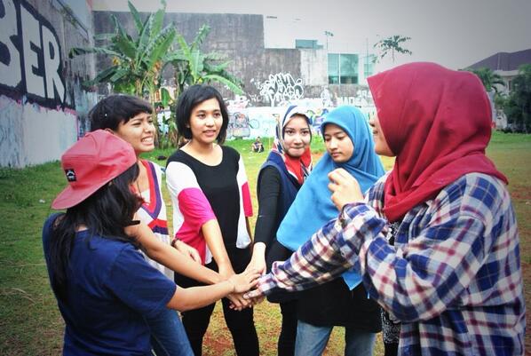 BFArtwork's tweet photo. Lil ceremony before show #LADIESONWALL http://t.co/YYnD4xAEcU