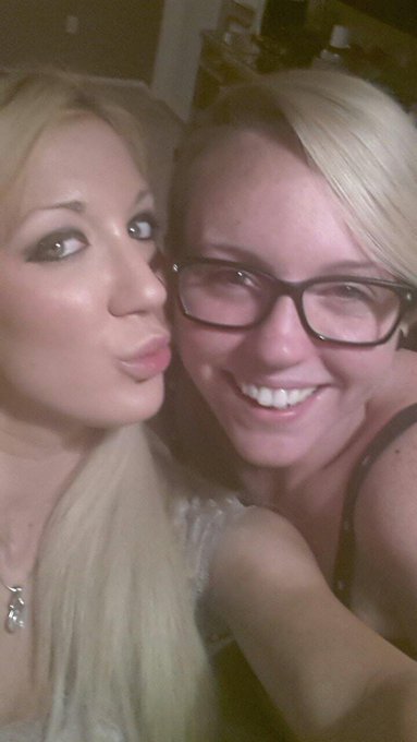 Photo: @mileymayxxx n me !!! Whoop!! Xo http://t.co/49DVw7D8Zw<a class="tags" href="/tag/mileymayxxx">@mileymayxxx</a>