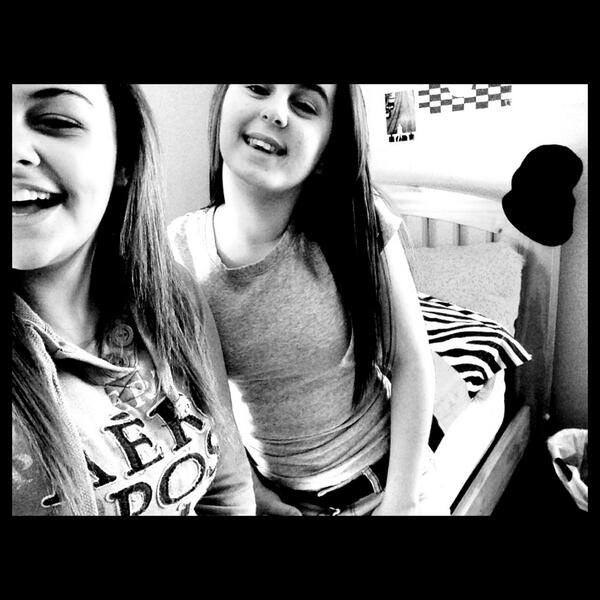 neyuhh_13's tweet photo. #InstaSize with her earlier ❤️ http://t.co/Z4TBYsGrtt