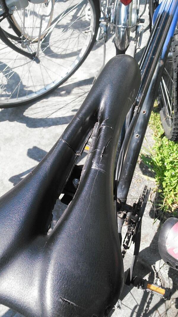 たくえぬ 自転車イタズラされました ハンドルに鎖巻き付けられてた上にサドルが鋭利な物で裂かれたのか無惨な姿に Http T Co Y6bs8cevzy