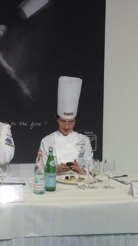 Elena Arzak probando el plato de Alberto