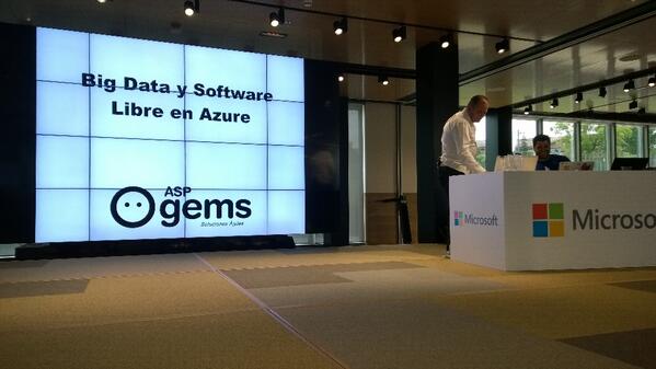 Guerrerotook's tweet image. Juan Tomás García nos habla de #bigdata #devossazuredays