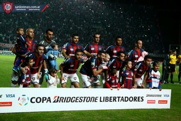 AlehAzulgrana's tweet photo. Adentro 11 guerreros, afuera 45 mil almas... http://t.co/l9OznfV2Gt