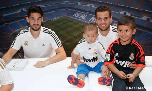 realmadrid_th's tweet photo. อิสโก้ และ นาโซ่ แจกลายเซ็นให้กับแฟนคลับที่โรงแรม http://t.co/OSrn9lVZtn