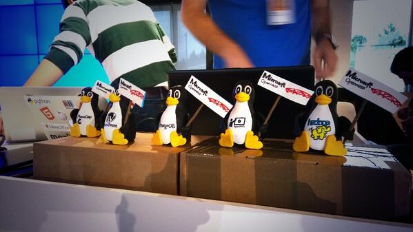 Guerrerotook's tweet image. Que bonitos son los linux tux en Microsoft #devossazuredays