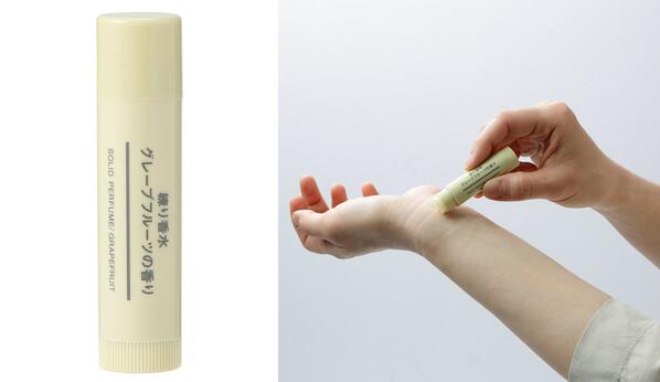 美憂 Miyu みゆう على تويتر 耳の裏の匂い気になる Muji Net 天然香料のエッセンシャルオイルを使用した 携帯しやすいスティック型の練り香水が4種類の香りで新登場 手首や耳の後ろなどに塗ってご使用ください Http T Co Trjmk7yaka Http T Co M6sw9hp8