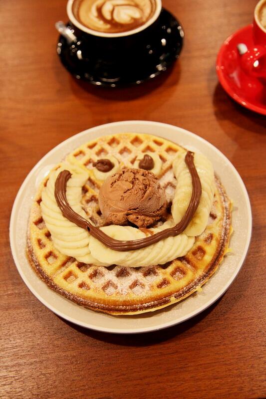 thecoffeetrip's tweet photo. Waffle Choco Banana Nutella, yaitu waffle dengan topping irisan pisang, selai nutella, dan satu scoop es krim coklat http://t.co/BZeLbj5BPN