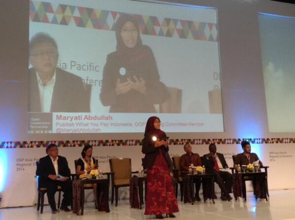 donnybu's tweet image. #OGPBali closing plenary, @maryatiabdullah from OGP International is giving the remark. @wimar as a moderator.
