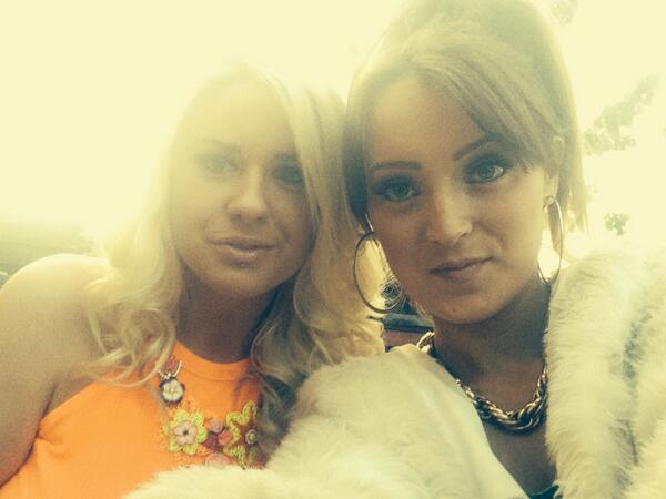 _rhirhix's tweet image. #randomconcept 🎈❤️