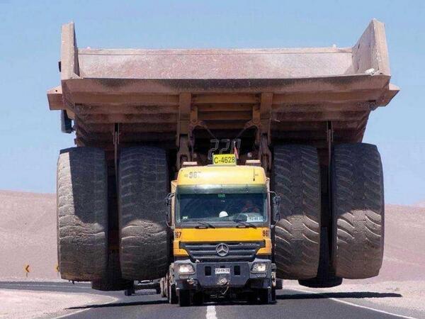 HSSProService's tweet photo. Mercedes-Benz Tweets Photo of Its Heavy Duty Actros Carrying a 250-Ton Mining Hauler #Trucks #ImpressivePower http://t.co/yWoF7FYCfT