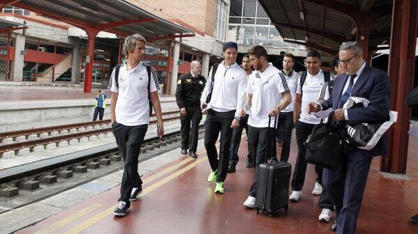 realmadrid_th's tweet photo. นักเตะเรอัล มาดริด ตอนนี้กำลังอยู่ระหว่างเดินทางไปยัง เมืองบายาโดลิด http://t.co/iqfW5ig3Q8