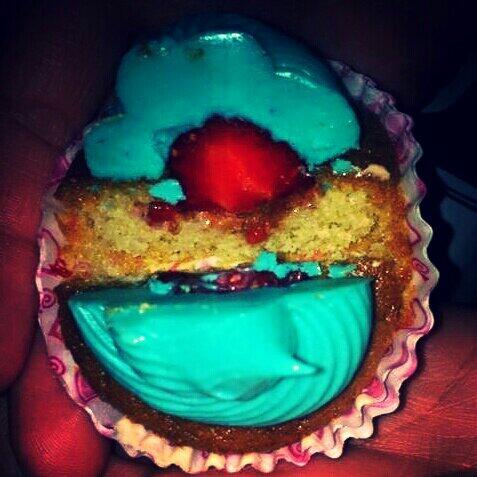 pidetusdulces's tweet photo. Cupcakes de crema de chocolate azul y fresas...  
Más trabajos en facebook: Dulce Tentación :) http://t.co/hJ51fHk98J