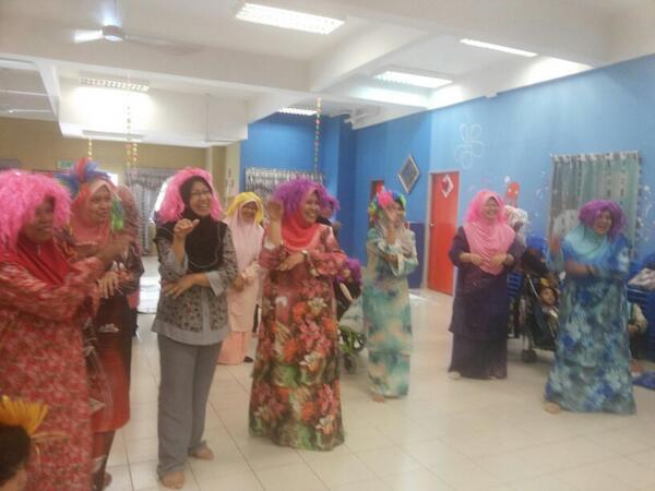 khatijah55's tweet photo. Music Therapy dlm prgm bengkel sokongan ibubapa PDK Putrajaya @NoorulAinur @NoraniJKM @KPWKM @JKMHQ http://t.co/VQVcw5y7tE