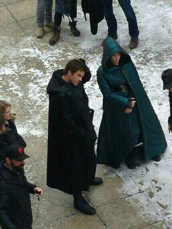 “@BeHappyStefan: Jen and Liam in the set of Mockingjay pretending to be wizards in Hogsmade ” 😂