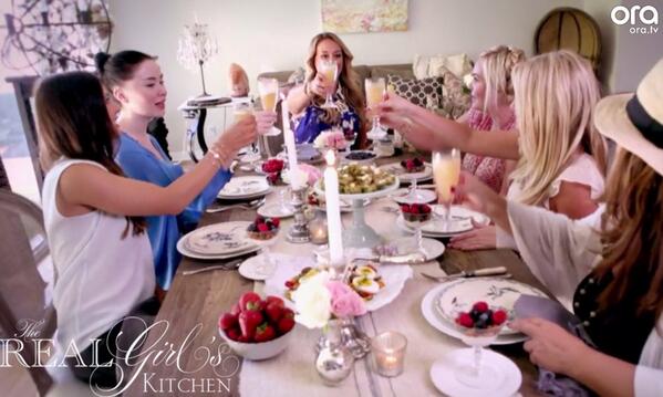 HaylieDuff's tweet photo. Bestie brunch!!! http://t.co/ENMRXQxoFt @RealGrlsKitchen @DonatienneLA @mizmegso @vintageweave @AlisiaLeibel http://t.co/4x2TPVoENi