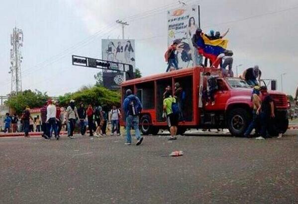2001OnLine's tweet photo. La #URBE protesta en Maracaibo/ Foto: @mirsanngie http://t.co/VoLn2fuBfQ