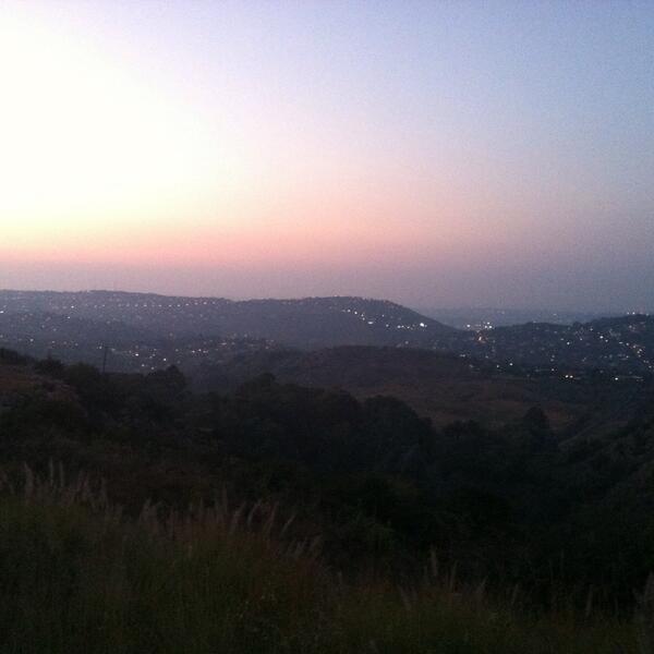 Alicia0020's tweet photo. Soms mis mens die mooi in die lewe reg onder ons neuse!! Kloofendal koppie uitsig #feelslikehome #nofilter http://t.co/grH1ORN94g