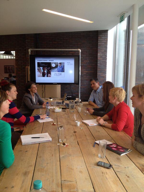 flowdesignNL's tweet photo. Hoe lever je het beste kopij voor het opmaken van de #HairLevel boeken aan? Workshop Flow met @Bespeakers http://t.co/bKV3rDXglX