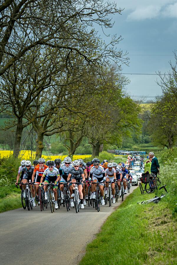 The Peloton, two elderly gents and a tricycle <a href="/thewomenstour/">The Women's Tour</a> #northants #harrington #WomensTourofBritain