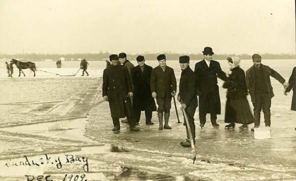 thiswascle's tweet photo. Ice workers on Sandusky Bay in 1909 #ThisWasCLE #Frozen http://t.co/YtORxQ4qTW