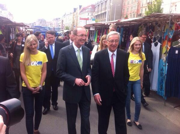 JunckerEU's tweet photo. Gemeinsam für ein starkes Europa @Naschmarkt #mitJuncker @othmar_karas #OK2014 http://t.co/DPBSLtH3Tf