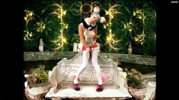 Gwen stefani what you waiting for. Гвен стефани клип алиса. Гвен стефани what you waiting for. What you waiting for песня. Гвен стефани алиса в стране чудес.